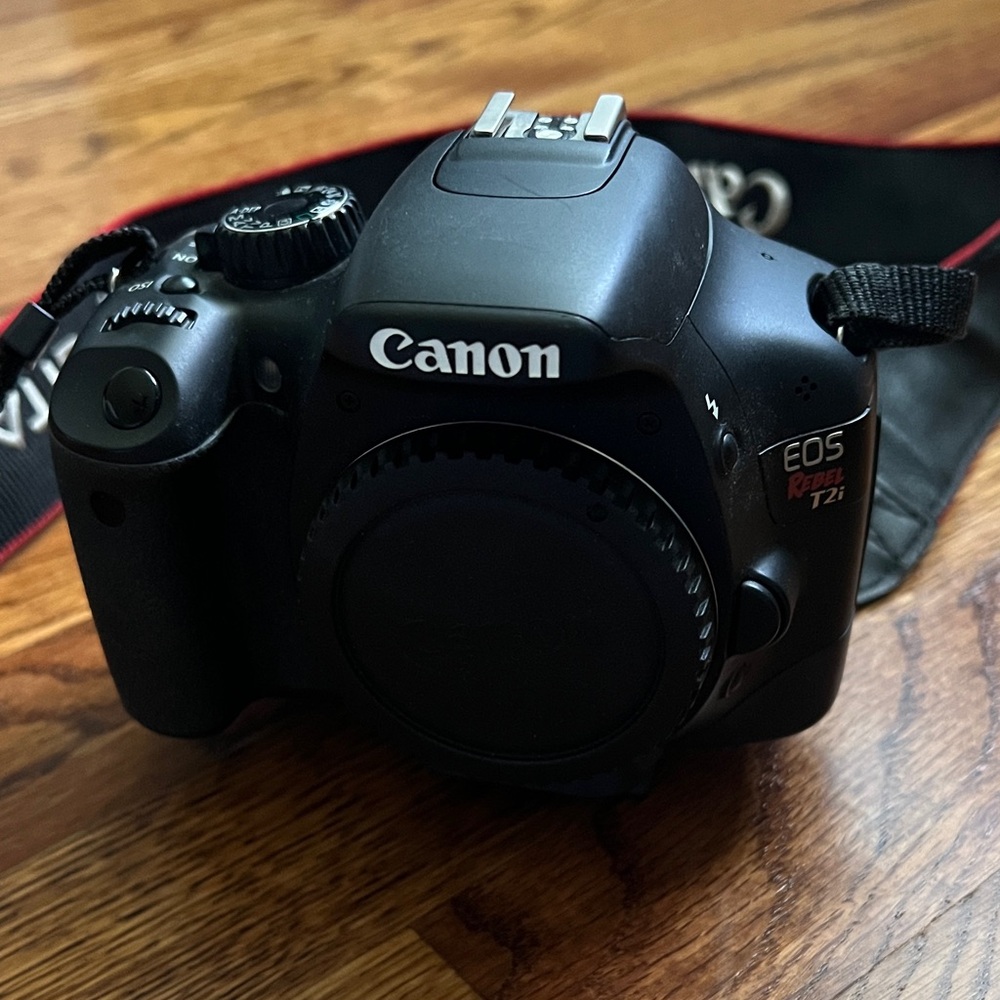 Canon Rebel T2i Black DSLR - Picture 2 of 5